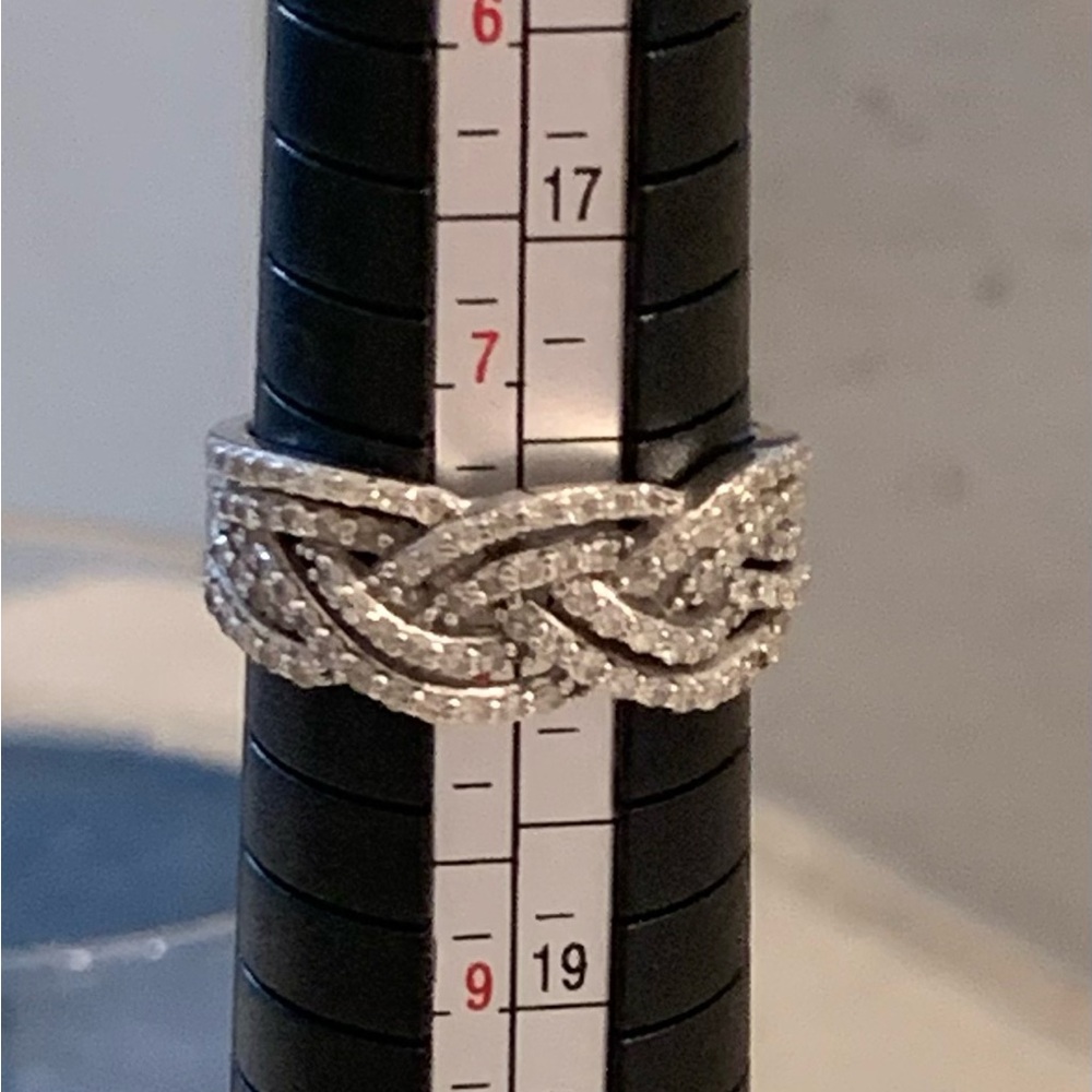 🌷SALE🌷Elegant 10 kt white gold 1.62 CT Diamond Braided Ring
